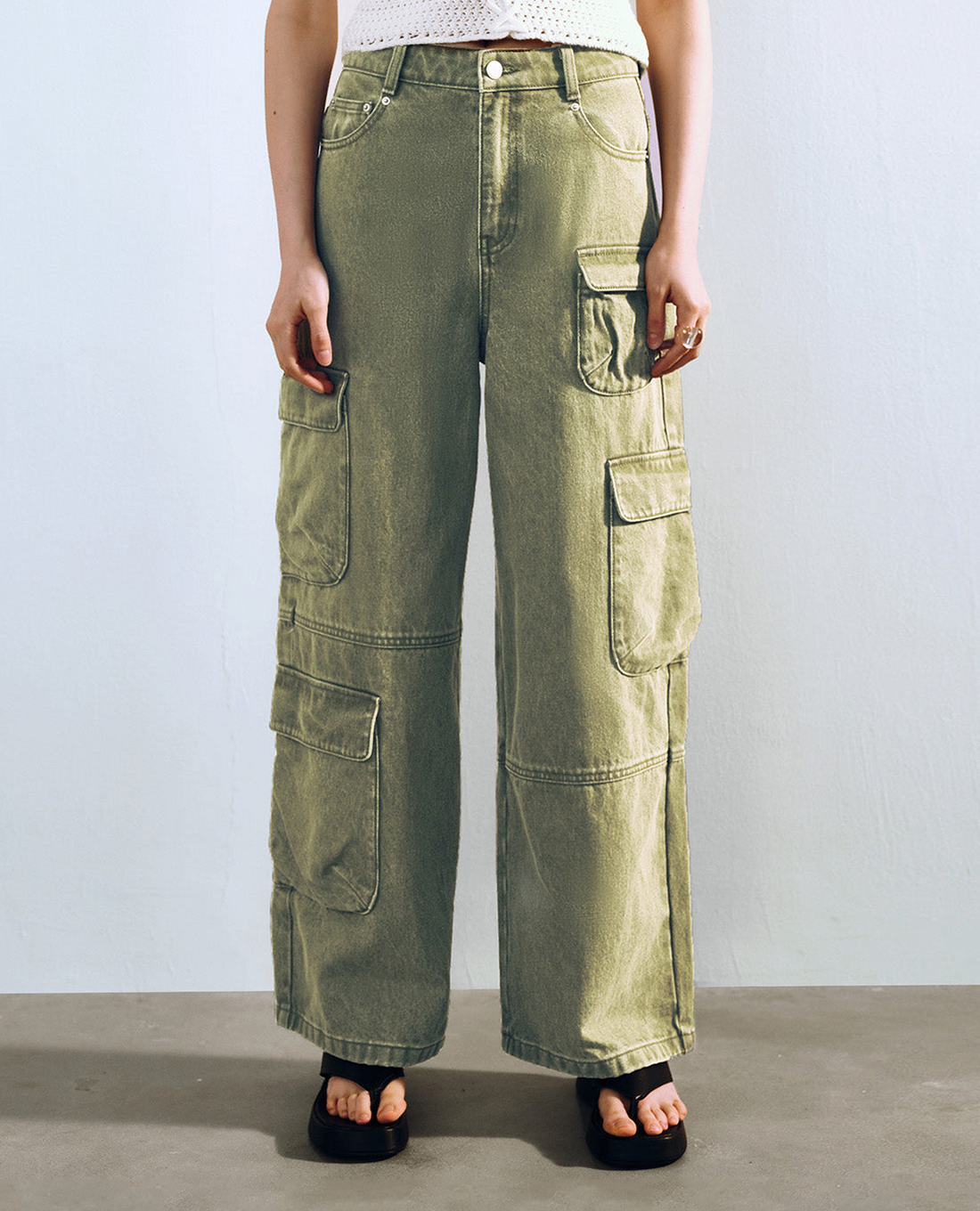 URBAN REVIVO - Quần jeans nữ ống rộng phối túi hộp cá tính