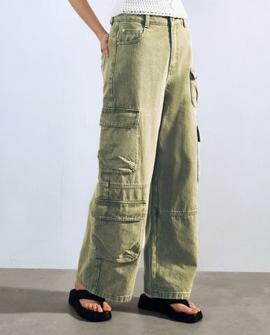  URBAN REVIVO - Quần jeans nữ ống rộng phối túi hộp cá tính 