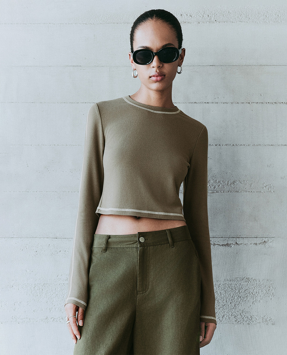 URBAN REVIVO - Áo croptop nữ cổ tròn tay dài phom ôm