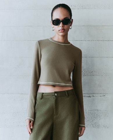  URBAN REVIVO - Áo croptop nữ cổ tròn tay dài phom ôm 