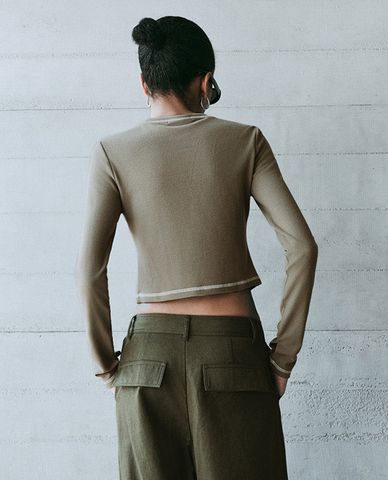  URBAN REVIVO - Áo croptop nữ cổ tròn tay dài phom ôm 