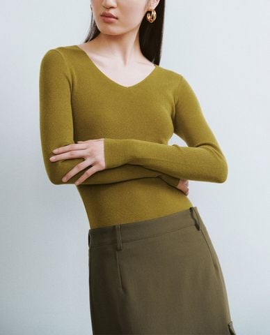  URBAN REVIVO - Áo thun nữ cổ V tay dài thời thượng 