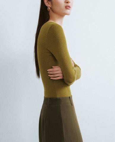  URBAN REVIVO - Áo thun nữ cổ V tay dài thời thượng 