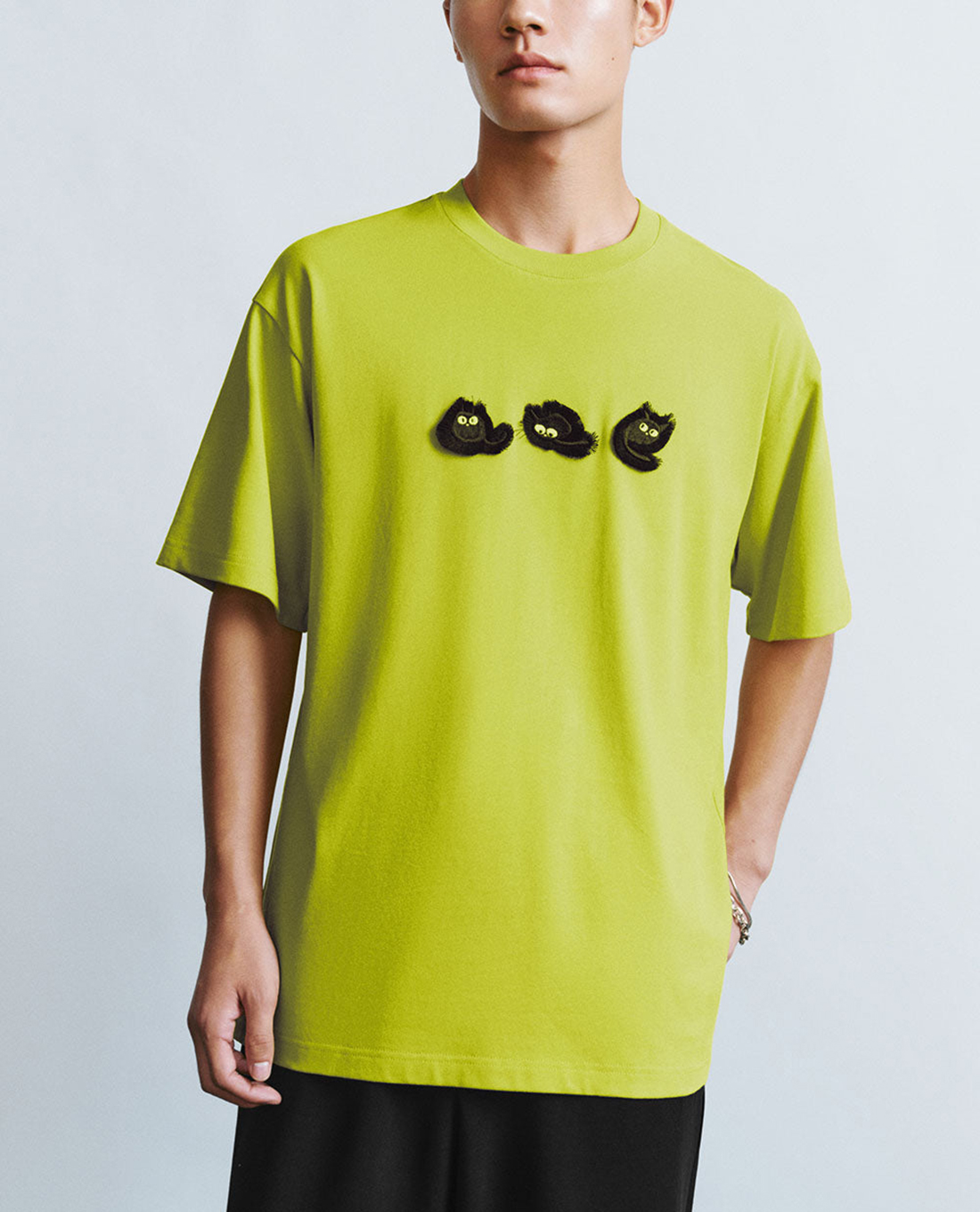 URBAN REVIVO - Áo thun nam cổ tròn tay ngắn phối hình Printed