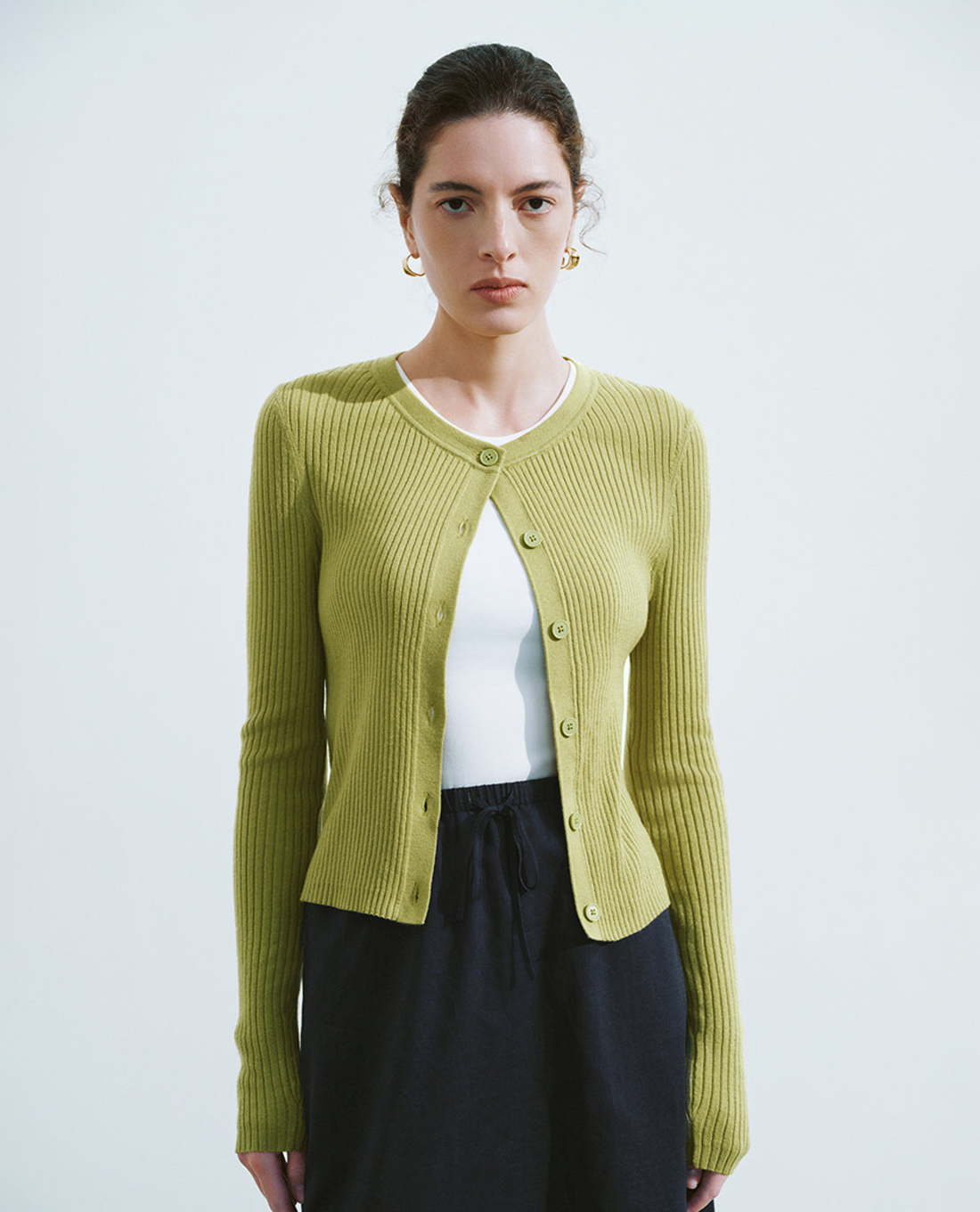 URBAN REVIVO - Áo khoác cardigan nữ cổ tròn tay dài hiện đại