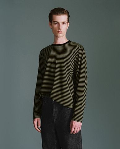  URBAN REVIVO - Áo thun nam cổ tròn tay dài hiện đại 