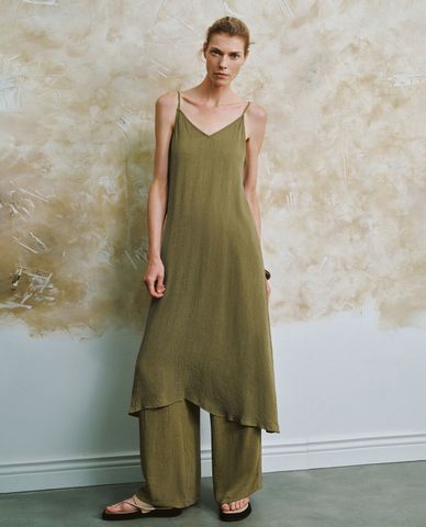  URBAN REVIVO - Đầm hai dây midi phom suông nữ tính V-Neck A-Line Cami 