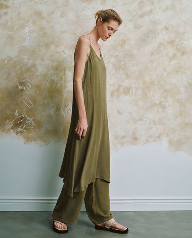  URBAN REVIVO - Đầm hai dây midi phom suông nữ tính V-Neck A-Line Cami 