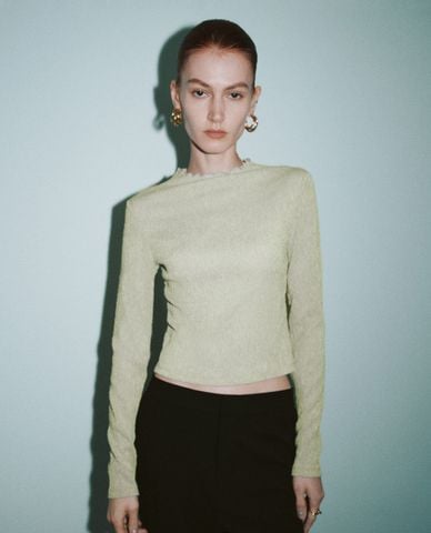  URBAN REVIVO - Áo thun nữ tay dài phom ôm Mock Neck 