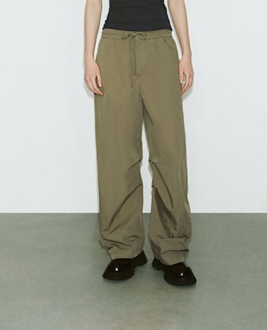  URBAN REVIVO - Quần nữ ống rộng lưng thun hiện đại 