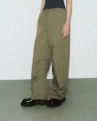  URBAN REVIVO - Quần nữ ống rộng lưng thun hiện đại 