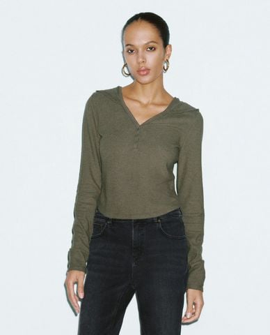  URBAN REVIVO - Áo thun nữ cổ V tay dài phối mũ trùm hiện đại 