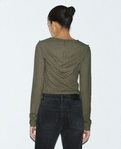  URBAN REVIVO - Áo thun nữ cổ V tay dài phối mũ trùm hiện đại 