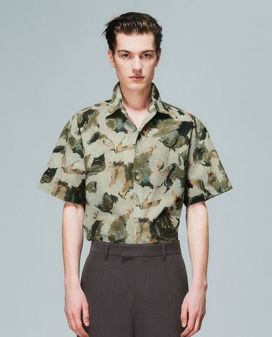  URBAN REVIVO - Áo sơ mi nam cổ bẻ tay ngắn phối hoạ tiết 