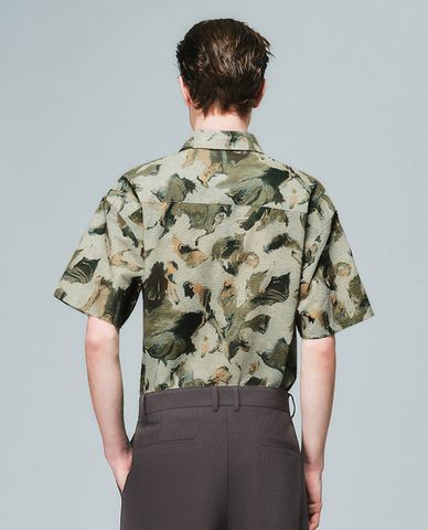  URBAN REVIVO - Áo sơ mi nam cổ bẻ tay ngắn phối hoạ tiết 