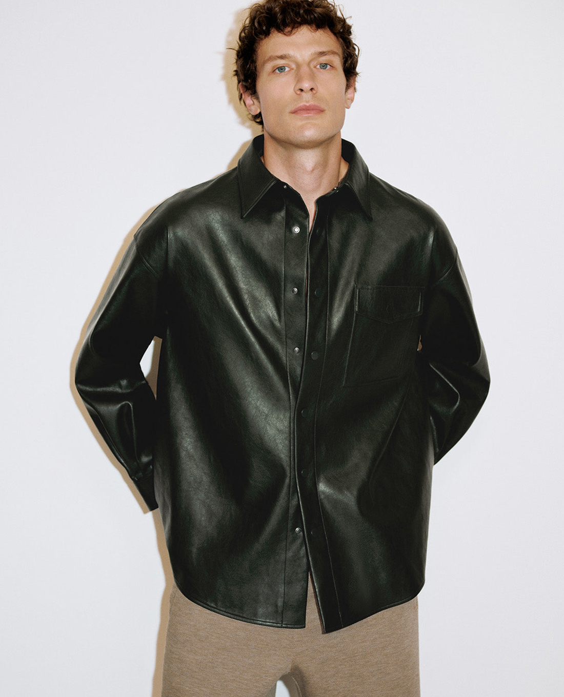 URBAN REVIVO - Áo khoác da nam cổ bẻ tay dài Oversized Vegan Leather