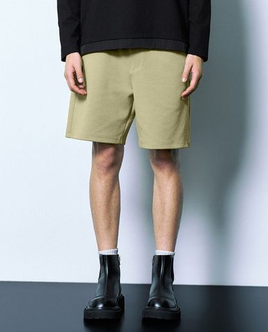  URBAN REVIVO - Quần short nam ngang gối lưng thun Loose 