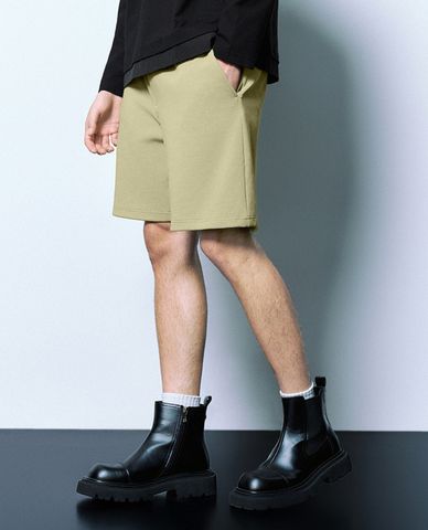  URBAN REVIVO - Quần short nam ngang gối lưng thun Loose 