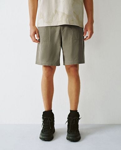  URBAN REVIVO - Quần short nam ngang gối hiện đại 