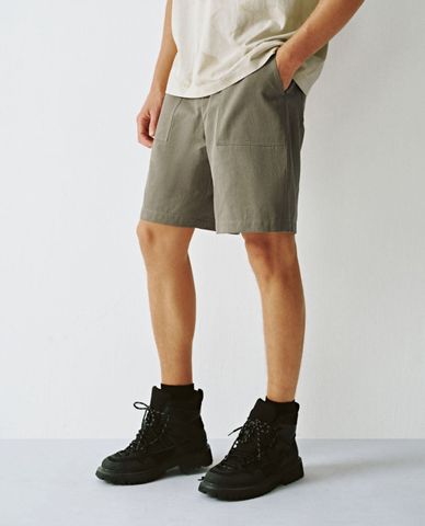  URBAN REVIVO - Quần short nam ngang gối hiện đại 