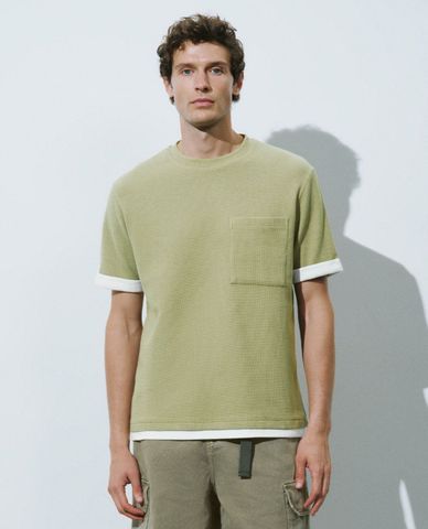  URBAN REVIVO - Áo thun nam cổ tròn tay ngắn phối túi Straight 