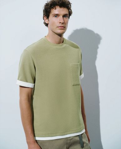  URBAN REVIVO - Áo thun nam cổ tròn tay ngắn phối túi Straight 
