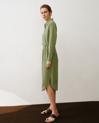  URBAN REVIVO - Đầm sơ mi midi cổ bẻ tay dài Loose Straight 