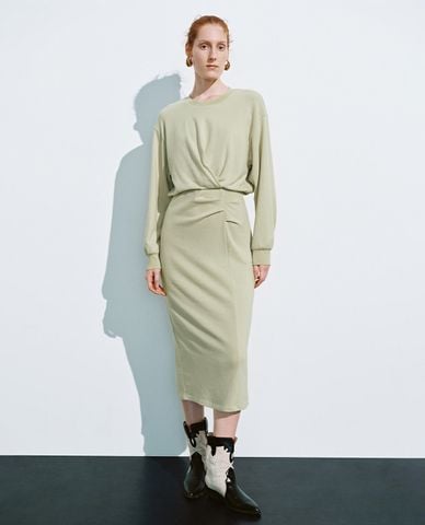  URBAN REVIVO - Đầm midi tay dài chiết eo 