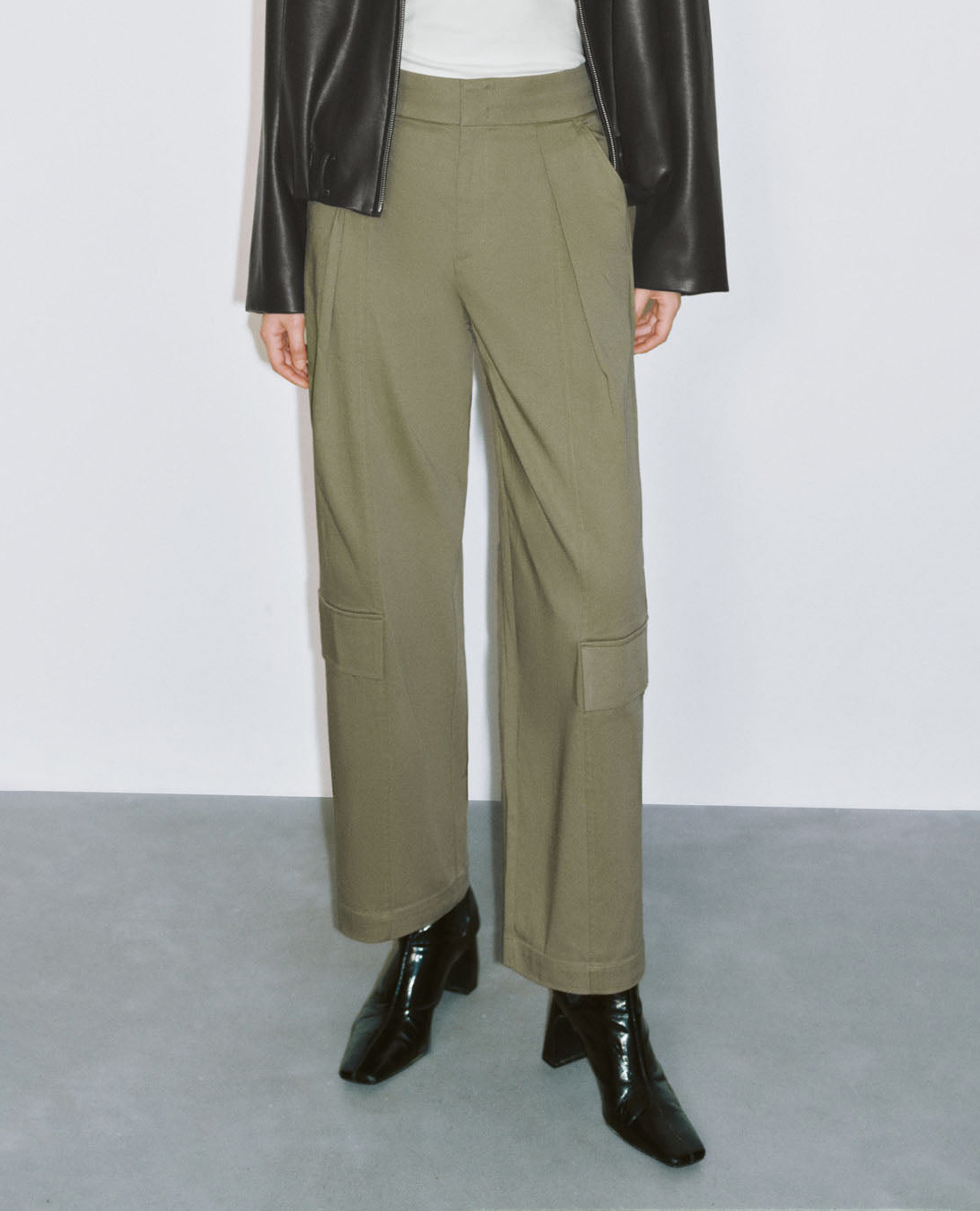 URBAN REVIVO - Quần nữ ống rộng xếp li Carrot