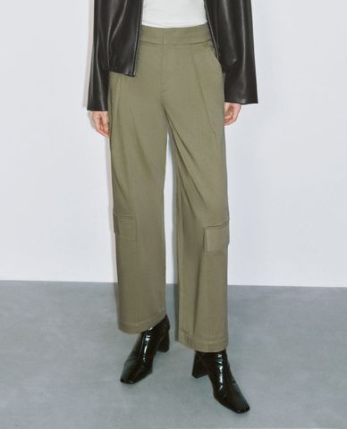  URBAN REVIVO - Quần nữ ống rộng xếp li Carrot 