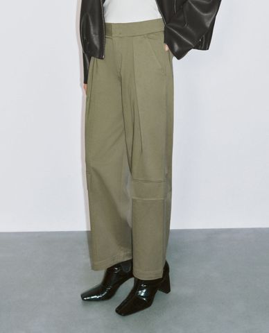  URBAN REVIVO - Quần nữ ống rộng xếp li Carrot 