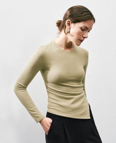  URBAN REVIVO - Áo thun nữ cổ tròn tay dài vạt xéo phom ôm nữ tính 