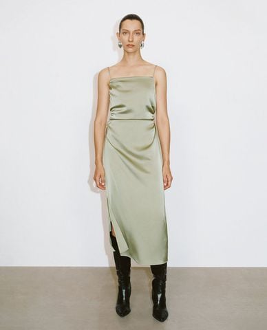  URBAN REVIVO - Đầm hai dây midi xếp nếp hiện đại 