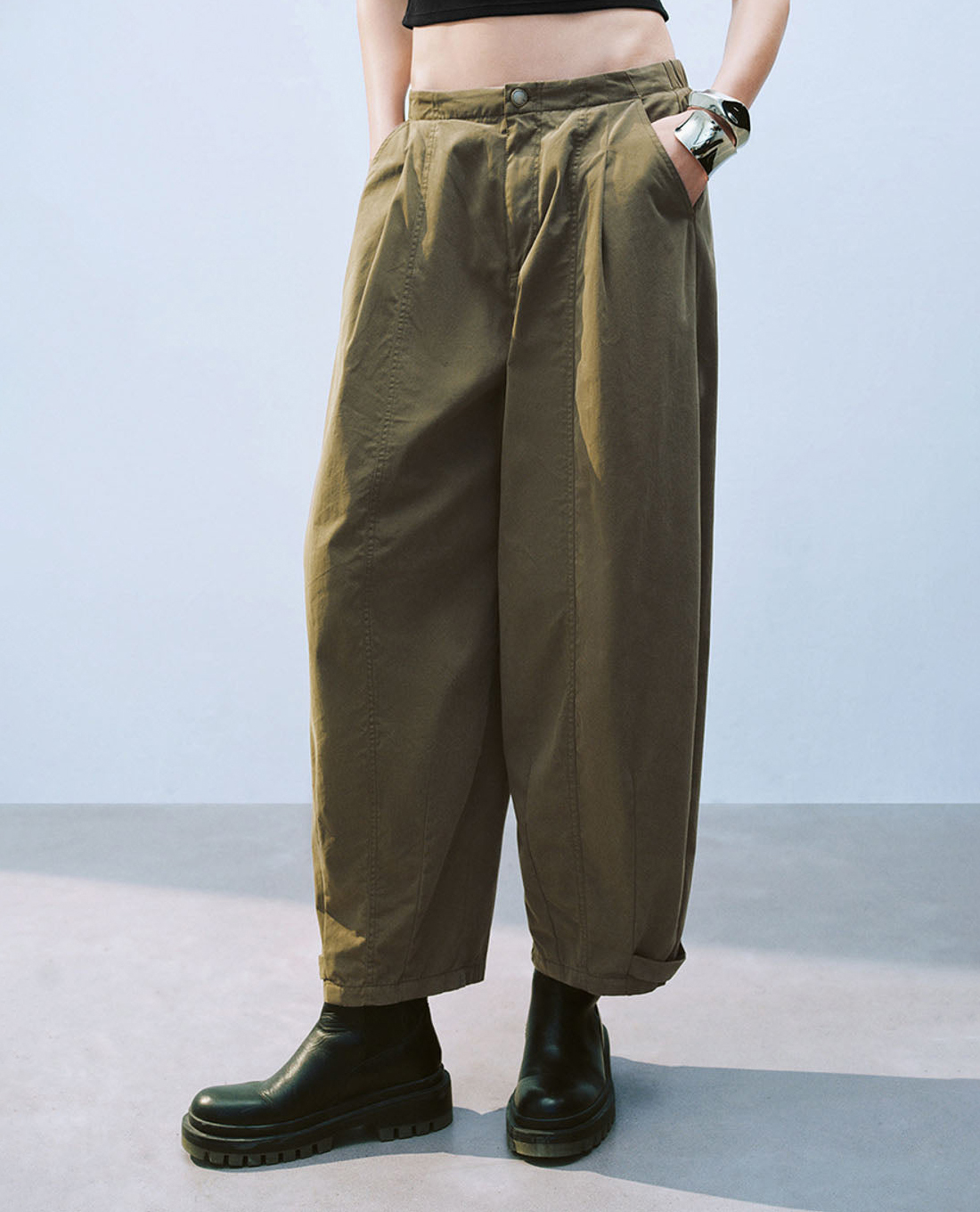 URBAN REVIVO - Quần nữ ống rộng lưng thun Carrot Fit