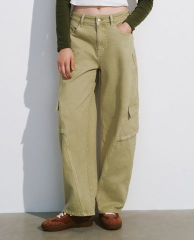  URBAN REVIVO - Quần jeans nữ ống rộng cạp cao phối túi hộp cá tính 