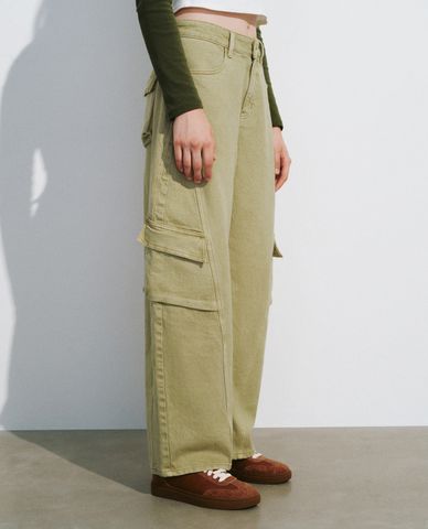  URBAN REVIVO - Quần jeans nữ ống rộng cạp cao phối túi hộp cá tính 