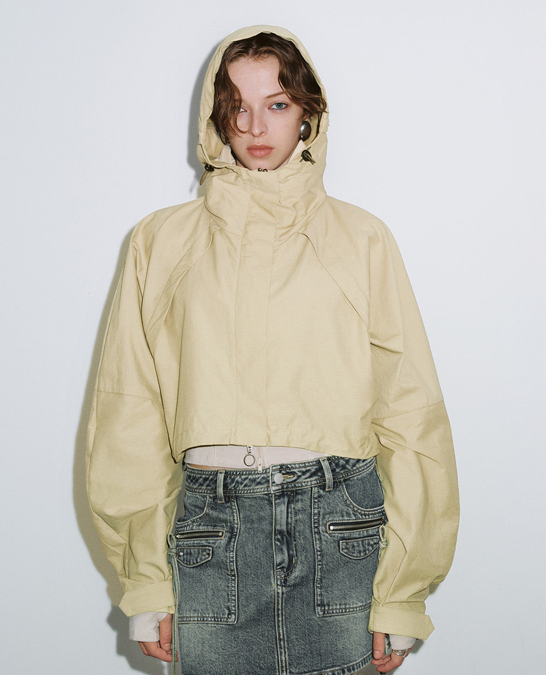 URBAN REVIVO - Áo khoác nữ phối mũ phom croptop Hooded Loose