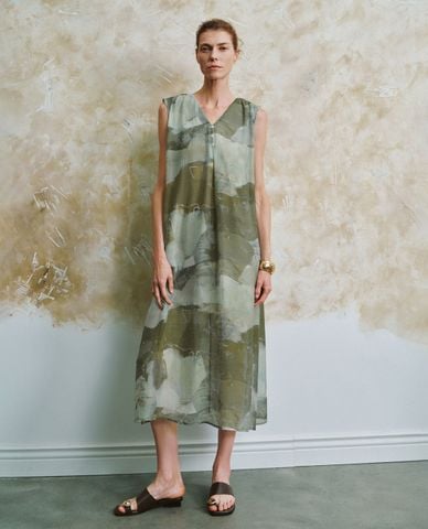  URBAN REVIVO - Đầm midi phom suông cổ V in hoạ tiết thời thượng 