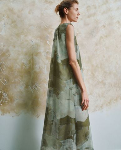  URBAN REVIVO - Đầm midi phom suông cổ V in hoạ tiết thời thượng 