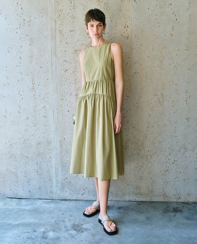  URBAN REVIVO - Đầm sát nách midi cổ tròn hiện đại A-Line 