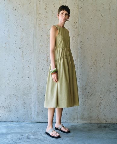  URBAN REVIVO - Đầm sát nách midi cổ tròn hiện đại A-Line 