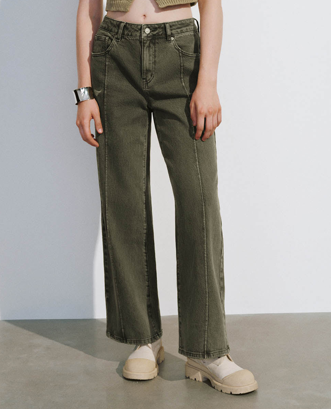 URBAN REVIVO - Quần jeans nữ ống rộng Straight
