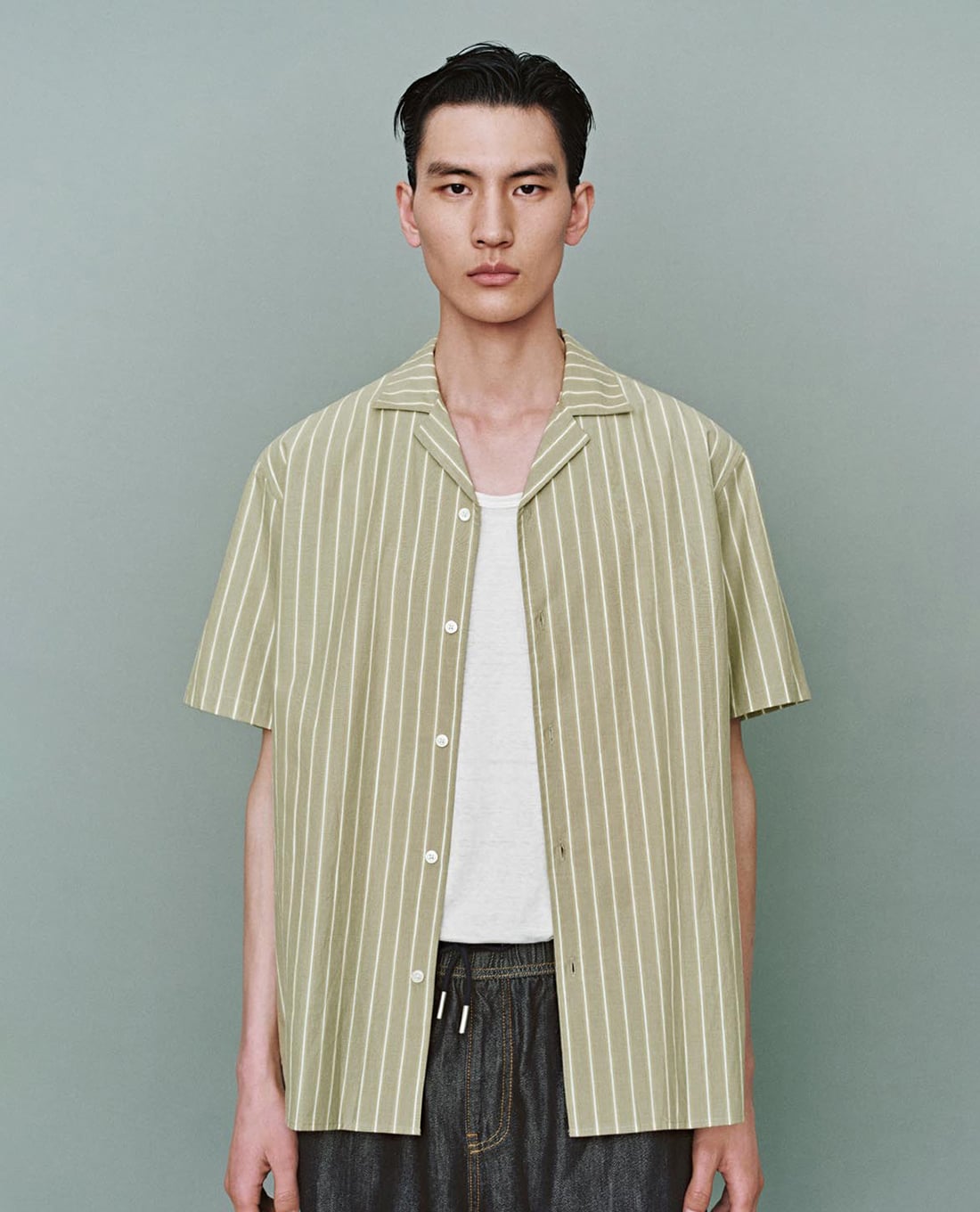 URBAN REVIVO - Áo sơ mi nam cổ bẻ tay ngắn kẻ sọc