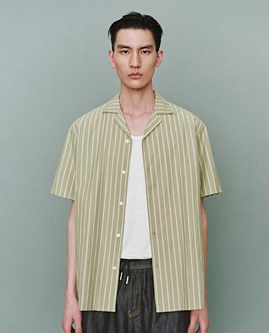  URBAN REVIVO - Áo sơ mi nam cổ bẻ tay ngắn kẻ sọc 