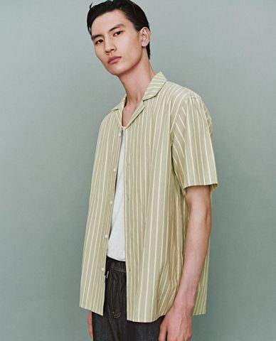  URBAN REVIVO - Áo sơ mi nam cổ bẻ tay ngắn kẻ sọc 