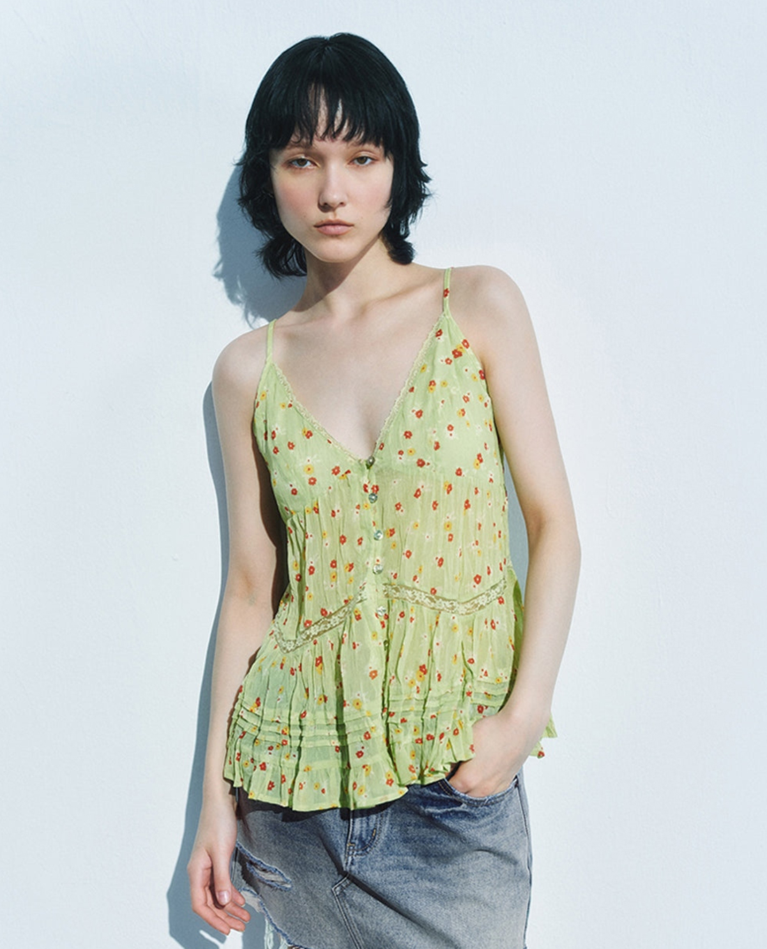 URBAN REVIVO - Áo hai dây nữ cổ V Floral