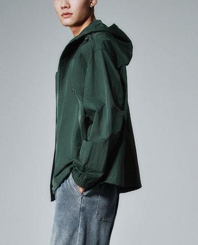  URBAN REVIVO - Áo khoác nam phối mũ hiện đại 