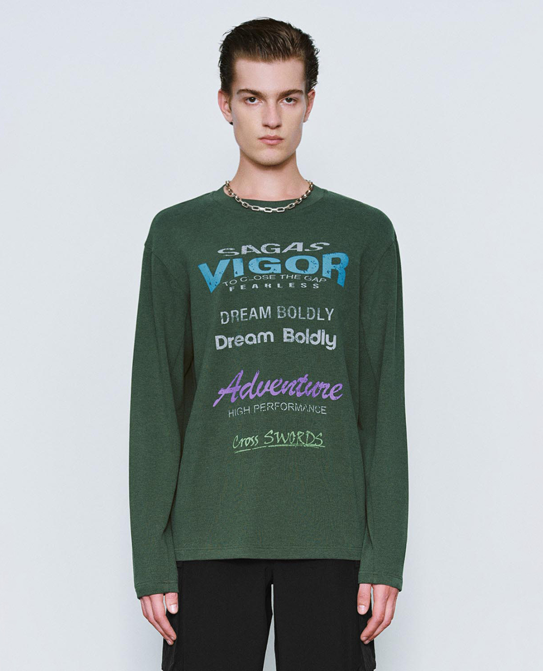 URBAN REVIVO - Áo thun nam cổ tròn tay dài in chữ