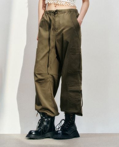  URBAN REVIVO - Quần nữ ống rộng lưng thun cá tính 