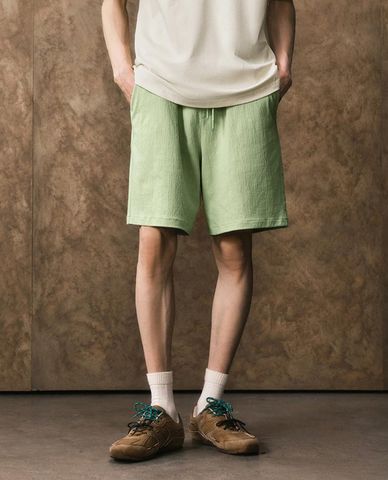  URBAN REVIVO - Quần short nam ống rộng lưng thun 